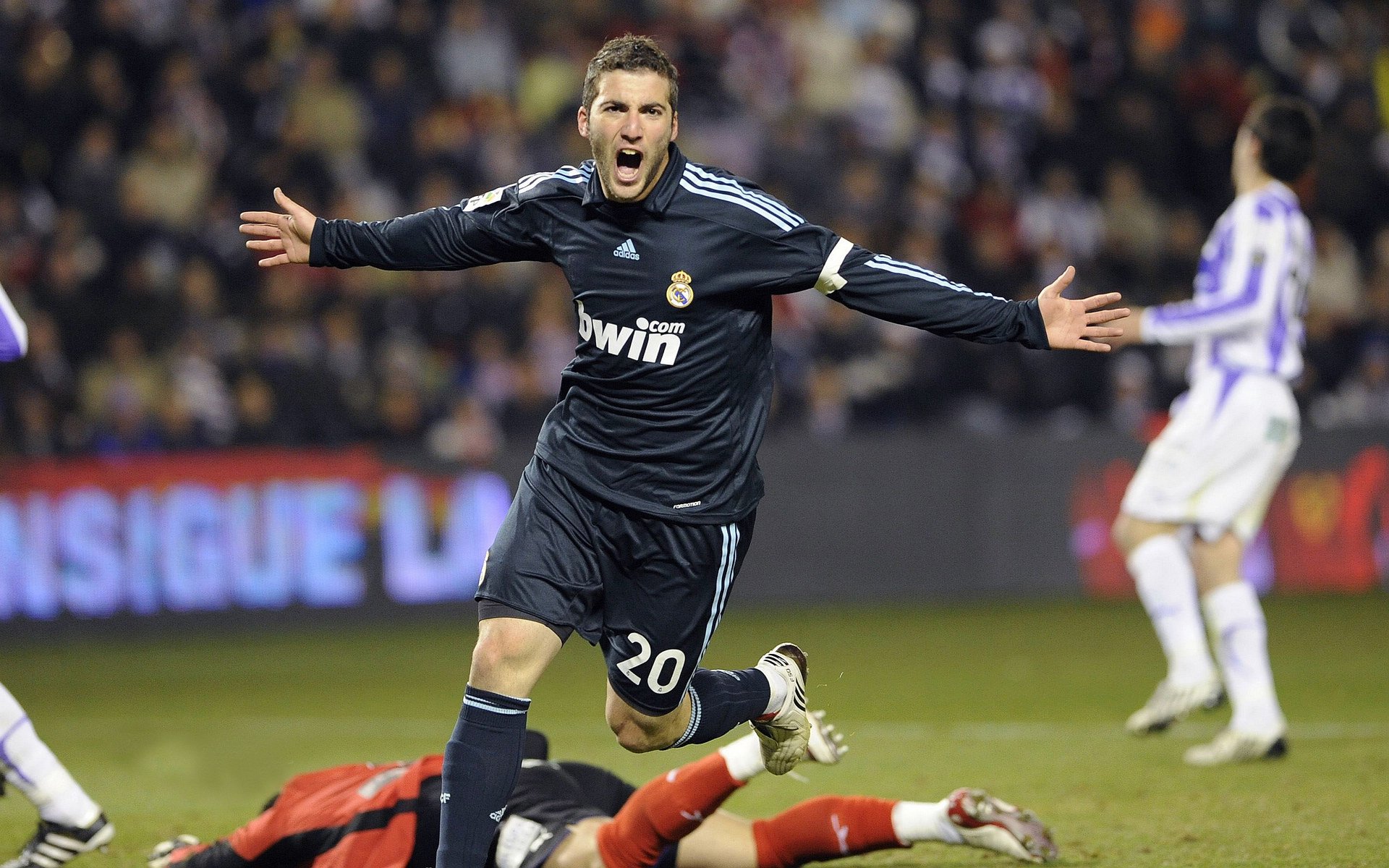 球迷“疯狂打call”：现场气氛点燃全场，球迷狂欢